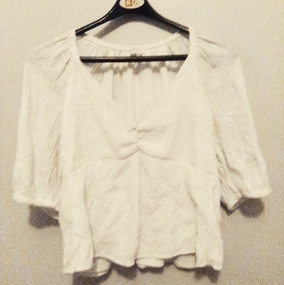 This is a Sofía all white crop top blouse